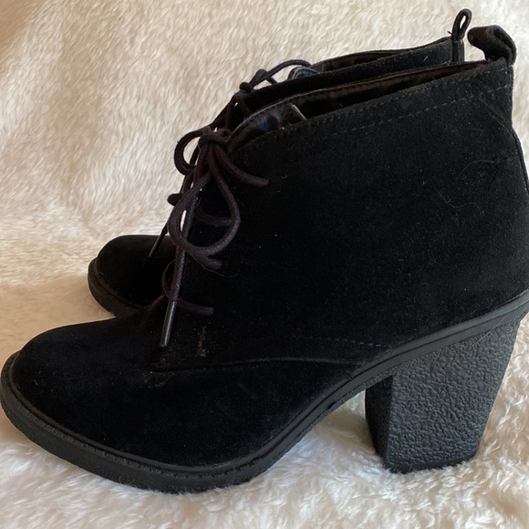 EUC SUGAR Black Suede Lace Up Ankle Booties Block Heel Size 7 1/2 M - Picture 3 of 14